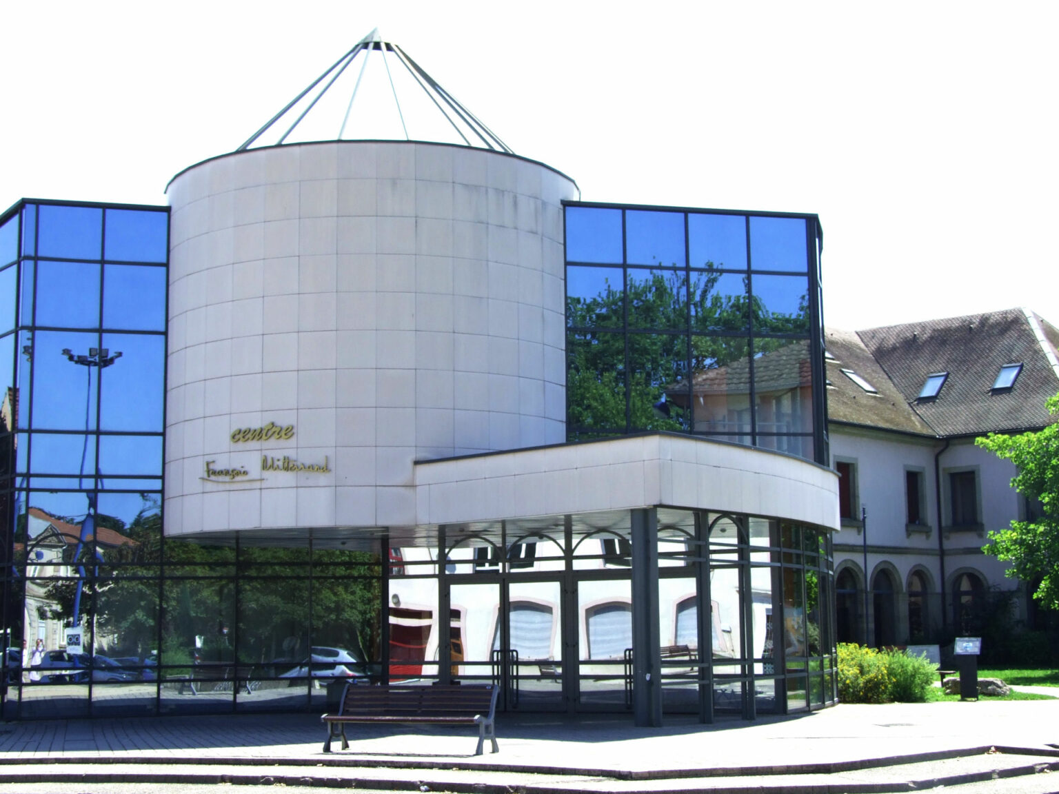 Accès hall de l’auditorium de Lure