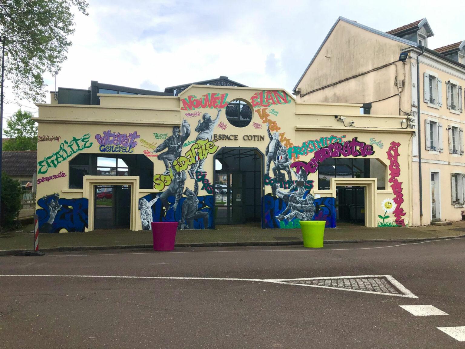 Façade de l’Espace Cotin depuis mai 2023 - fresque réalisée par La Douche Froide