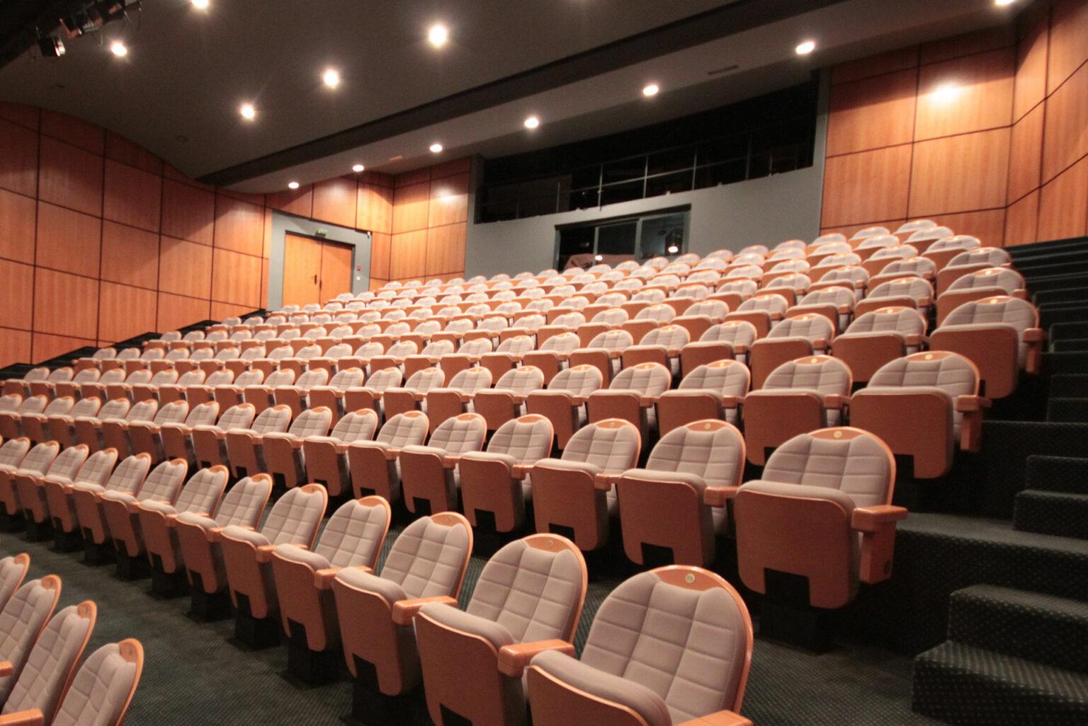 Fauteuils de l'auditorium de Lure