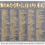 Noms des morts de la Grande Guerre gravés en lettres d'or