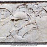 bas relief représentant une scène au front