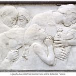 bas relief représentant une scène de la vie à l'arrière